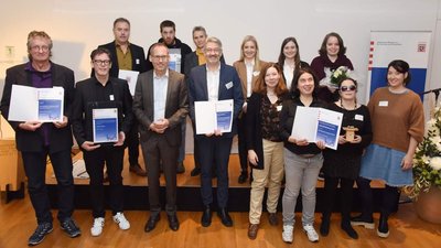 Das Team des Dialogmuseums in Frankfurt (14 Personen) mit ihrem Zertifikat.