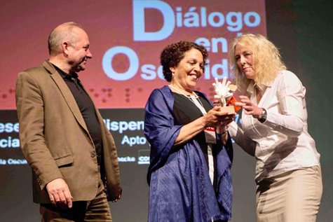 Picture of the ECSITE Mariano Gago Sustainable Success Award ceremony, where Orna Cohen and Andreas Heinecke are handed over the award.