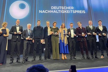 Foto der gewinner*innen des Deutschen Nachhaltigkeitspreises bei der diesjährigen Verleihung.